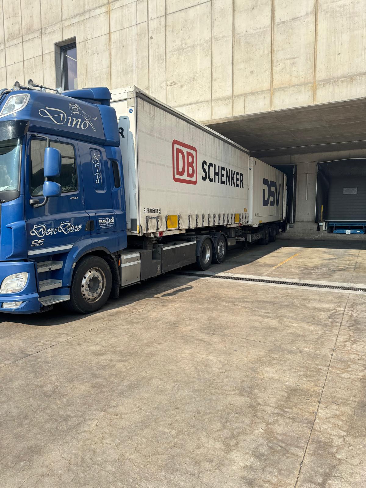 Geschlossener ZEN Transport Auflieger in Seitenansicht