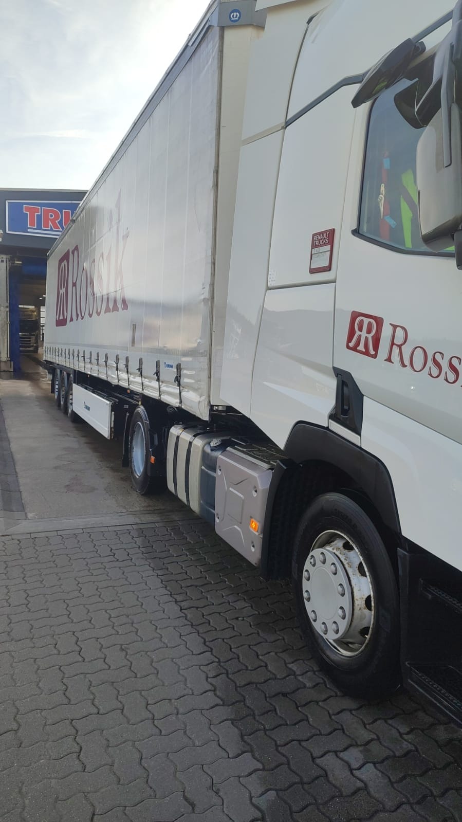 Geschlossener ZEN Transport Auflieger aus seitlicher Perspektive