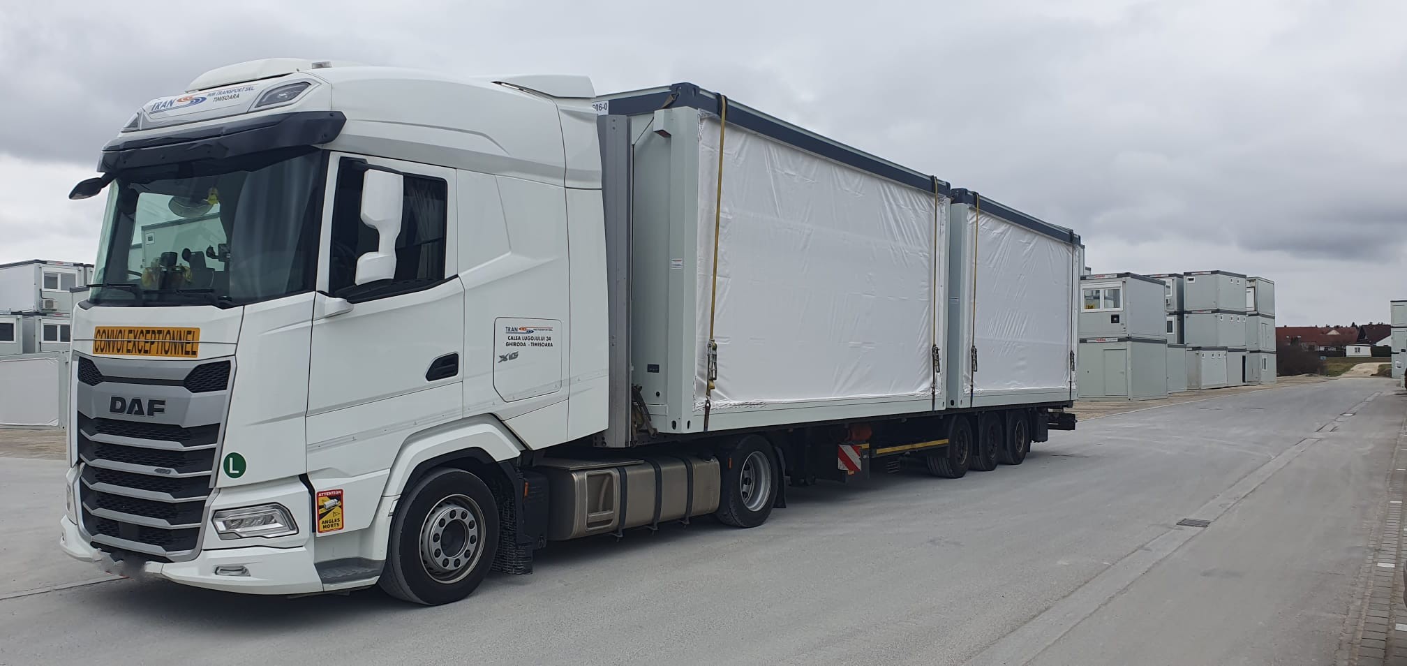 Geschlossener ZEN Transport Auflieger mit zusätzlicher Seitenansicht