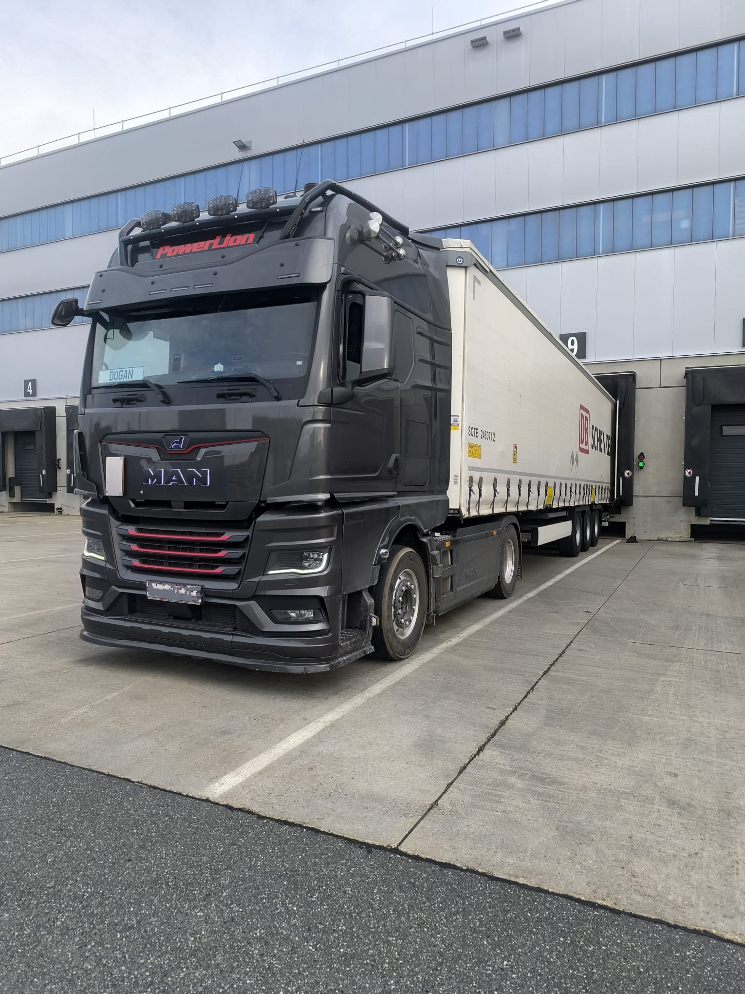 Geschlossener ZEN Transport Auflieger auf dem Betriebsgelände