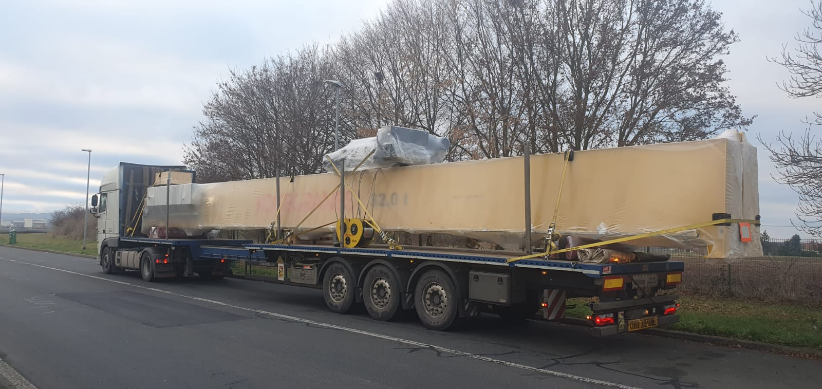 Offener ZEN Transport Auflieger in Heckansicht