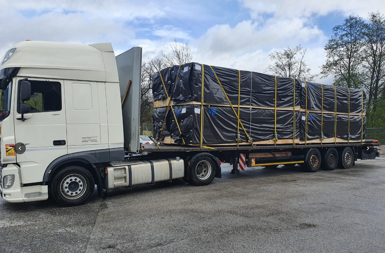 Offener ZEN Transport Auflieger in Seitenansicht