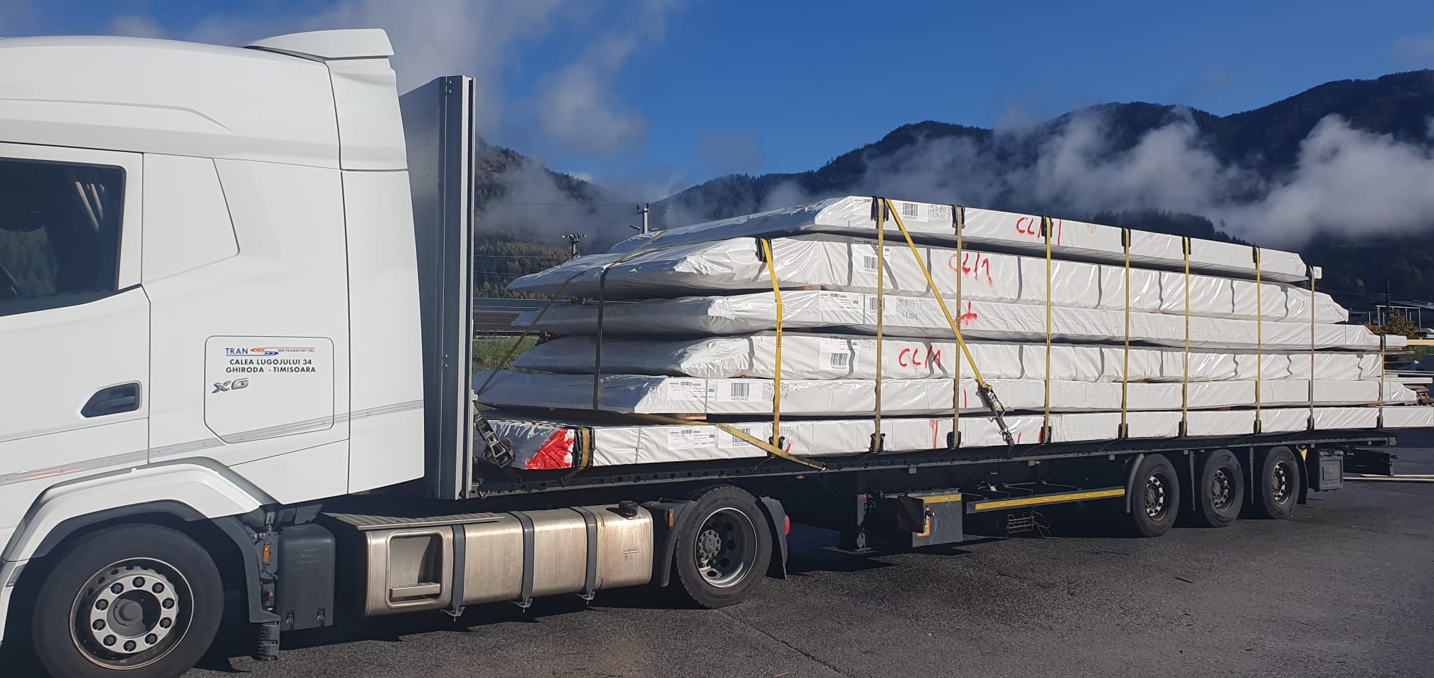 Offener ZEN Transport Auflieger mit klarer Seitenperspektive