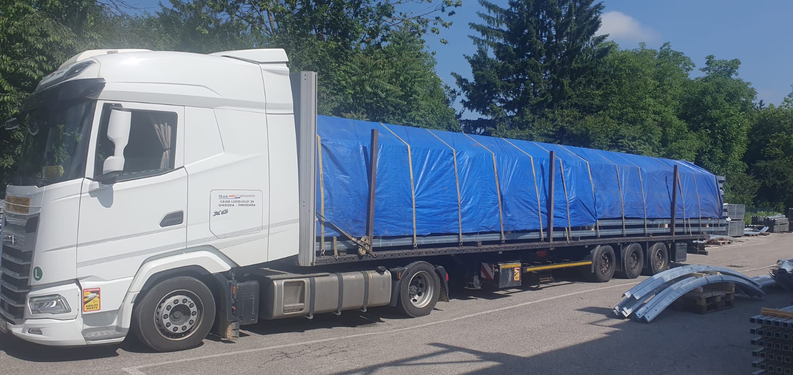 Offener ZEN Transport Auflieger auf dem Gelände in Seitenansicht