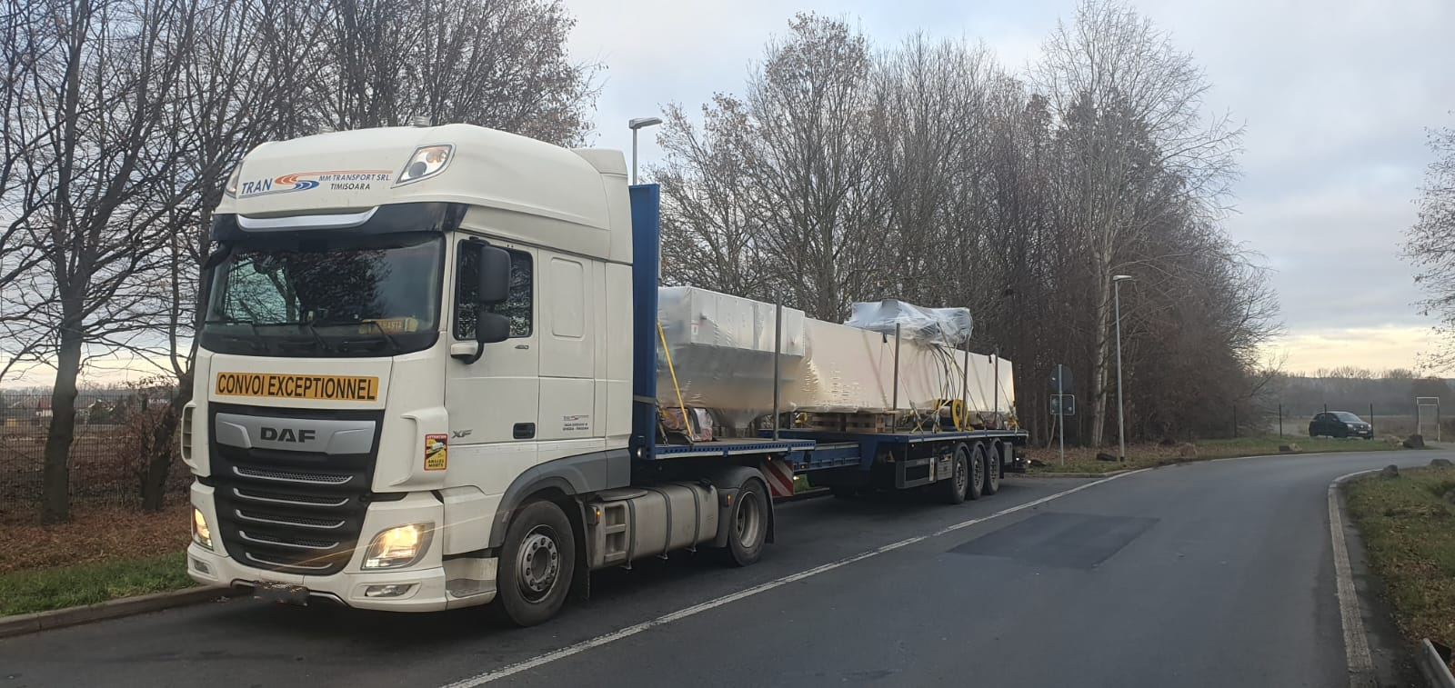 Offener ZEN Transport Auflieger in Frontansicht