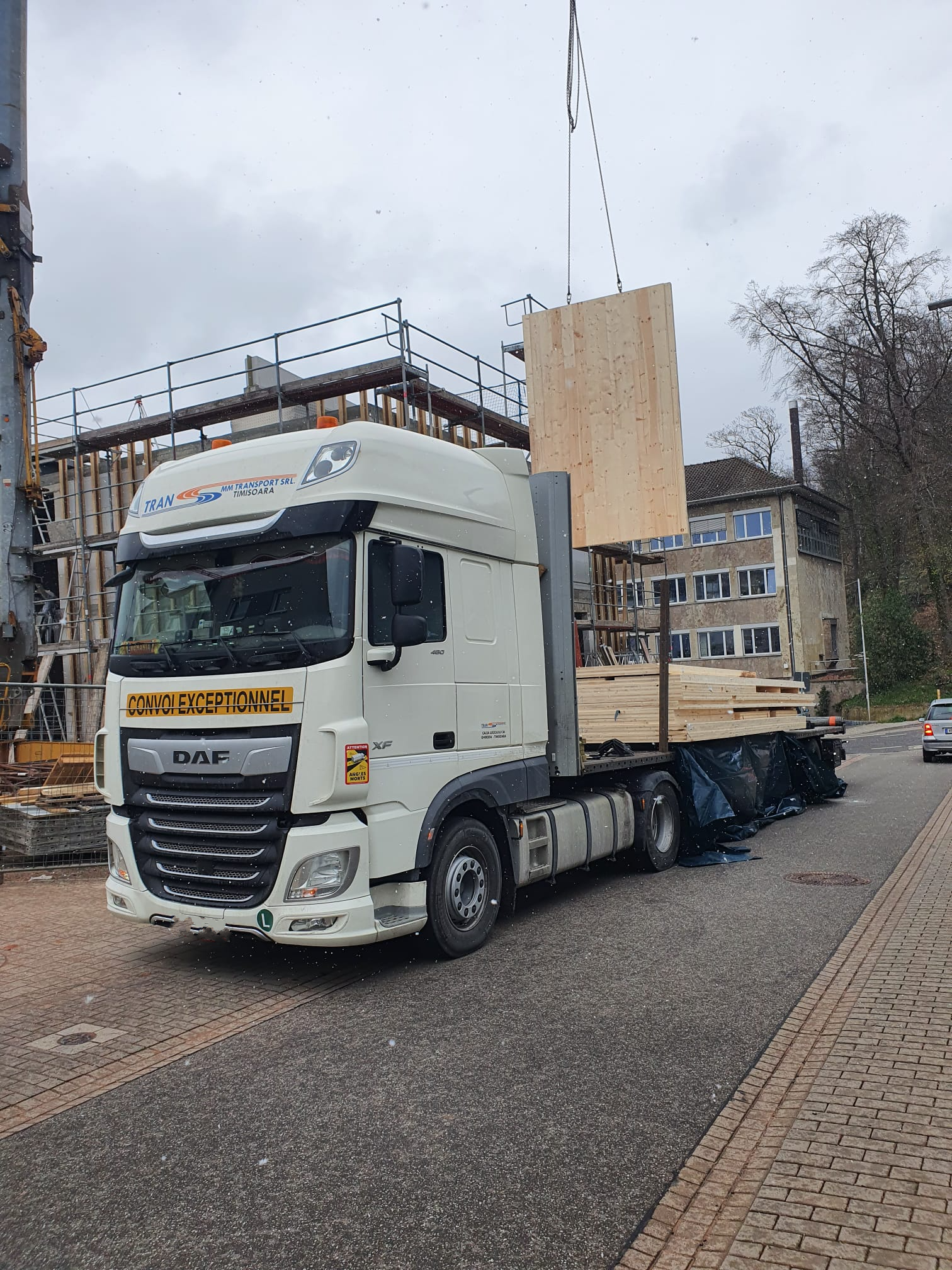 Offener ZEN Transport Auflieger frontal auf dem Betriebsgelände
