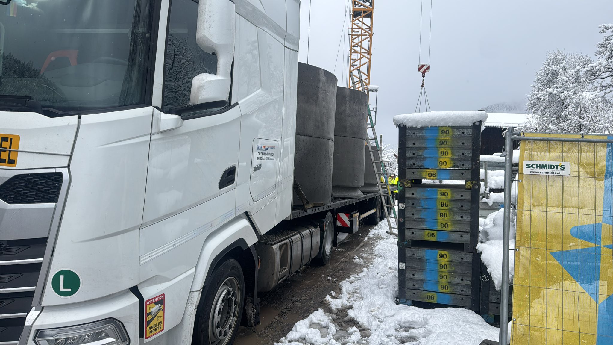 Offener ZEN Transport Auflieger in weiterer Frontperspektive